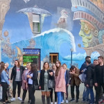 Powiększ zdjęcie Studenci przy muralu w Częstochowie 